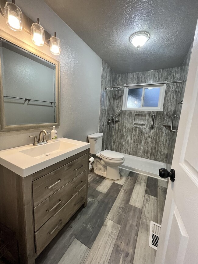 Building Photo - 1240 N 2nd E