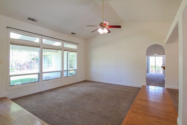 Building Photo - 3 Bedroom Home in Country Heights