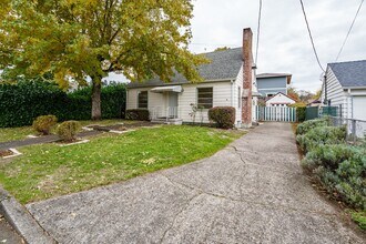 Building Photo - PET FRIENDLY Super Cute Craftsman Home 3 bedroom 1 Bath with Basement