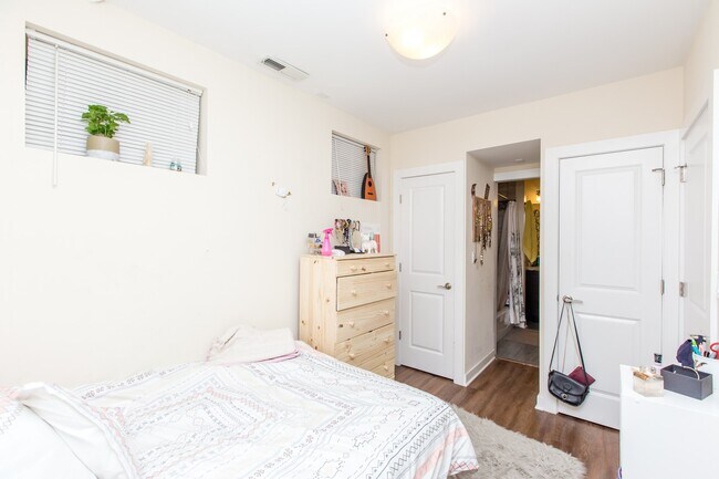 Building Photo - HUGE 4bed/2bath Condo Quality GARDEN unit in Wicker Park! Central Air! In-Unit Laundry!