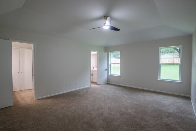 Building Photo - Available Now! Stunning 4 Bedroom 3.5 Bath...