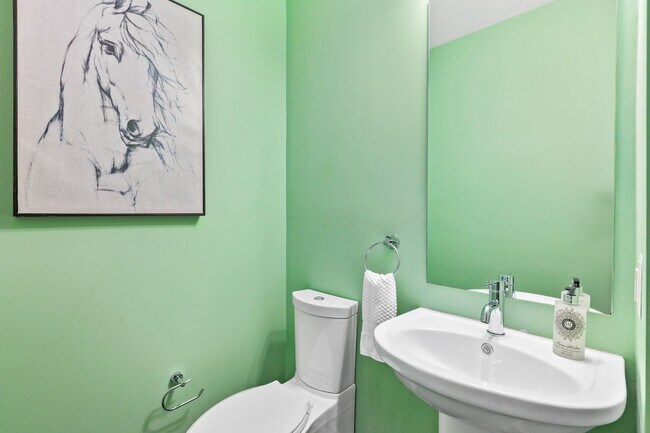Building Photo - Beautiful 2 bed 2 bath plus den- Parking!!...
