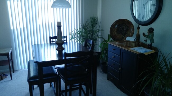 Building Photo - (2) bedroom Town-House w/ new Dining Room ...