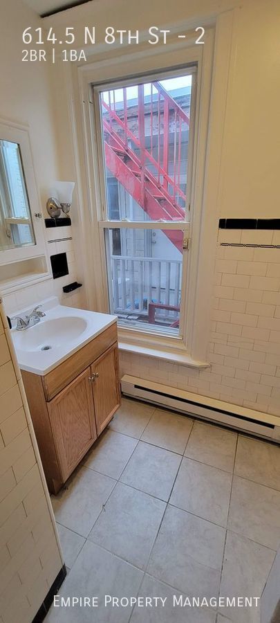 Building Photo - 2nd Floor 2 Bedroom 1 Bathroom Apartment i...