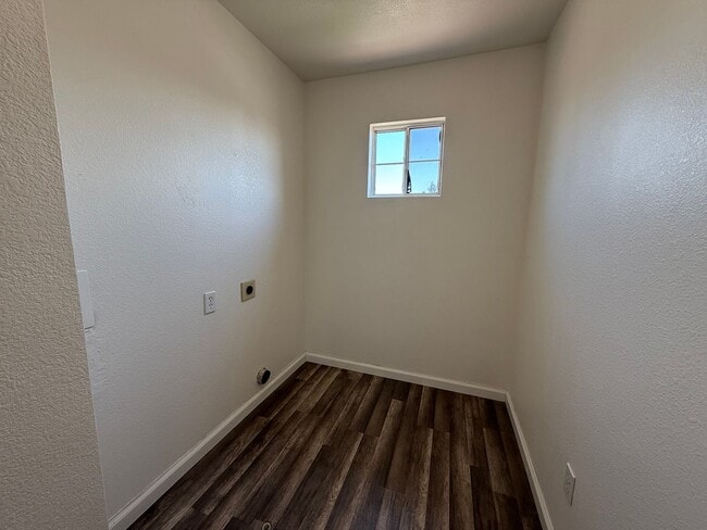 Building Photo - 4-bedroom two story home in Sylvan School ...