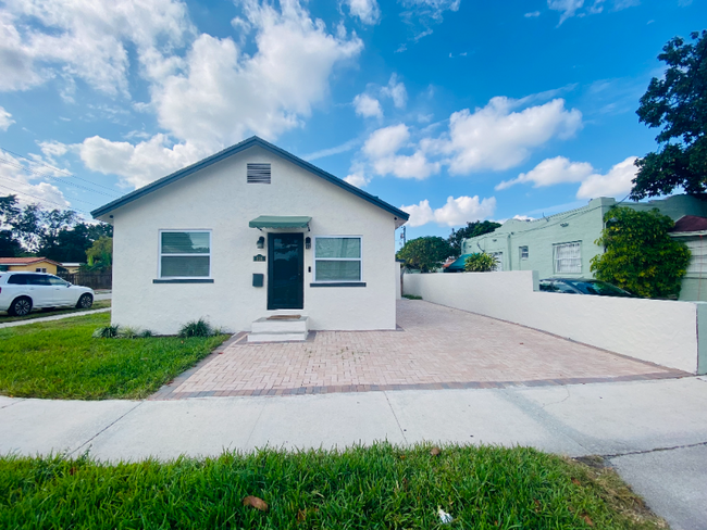 Building Photo - 828 SW 43rd Ave