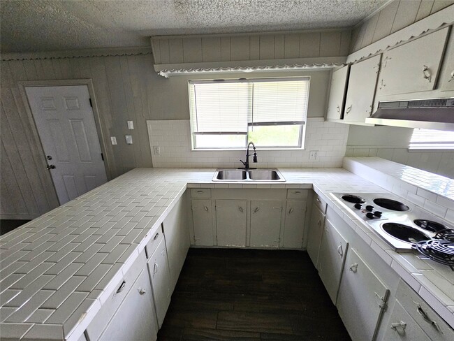 Building Photo - 2421 16th Ave N