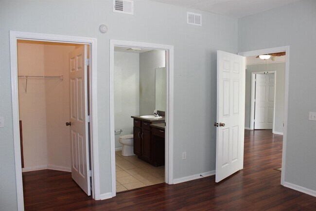 Building Photo - 2801 Chancellorsville Dr