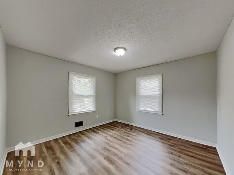 Building Photo - 706 Pond St