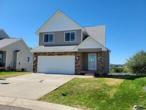 Building Photo - $2,200 -  3 Bed / 2.5 Bath Beautiful Spokane Valley House