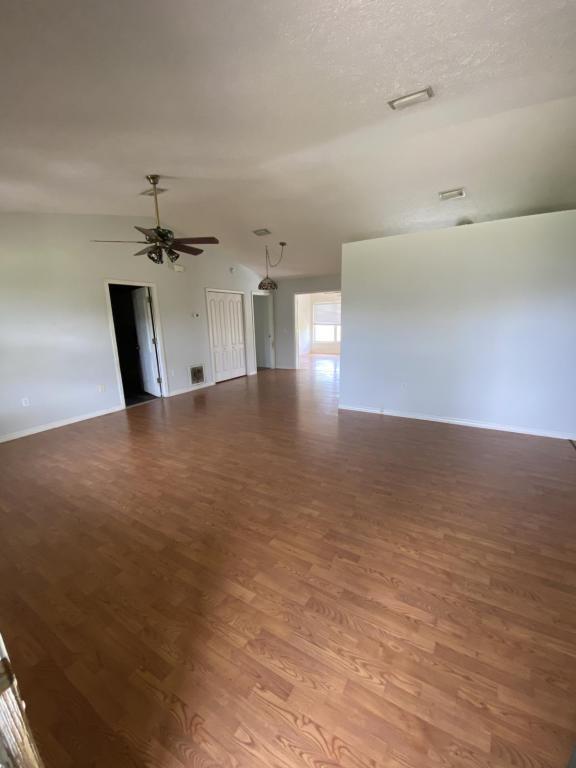 Building Photo - 1999 N Cloverdale Terrace