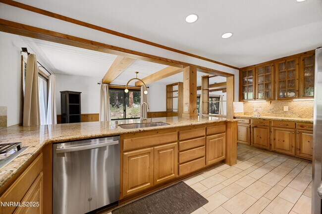 Building Photo - 445 Country Club Dr
