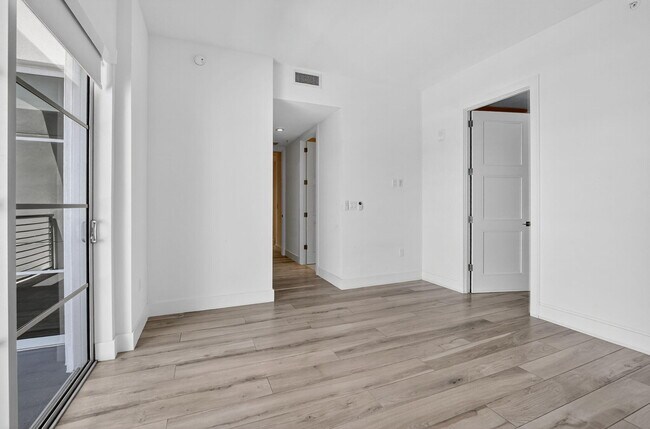 Building Photo - 155 E Boca Raton Rd