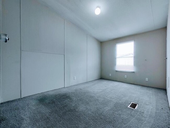 Building Photo - 220 Sunshine Dr