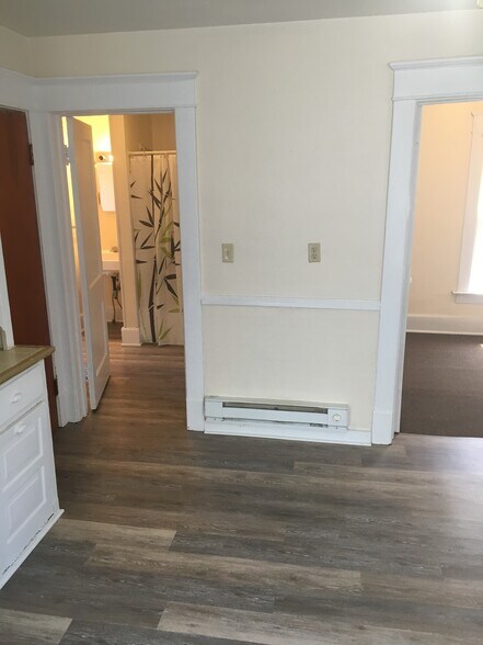 Building Photo - 817 Hess Ave