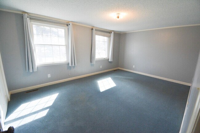 Building Photo - Unique, Conveniently Located, 4 bed 2.5 bath Home For Rent!