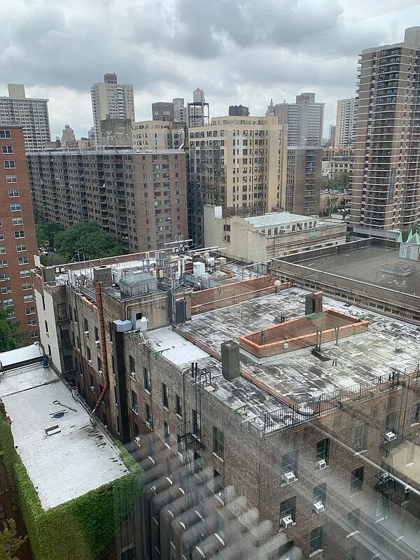 Building Photo - 220 W 98th St