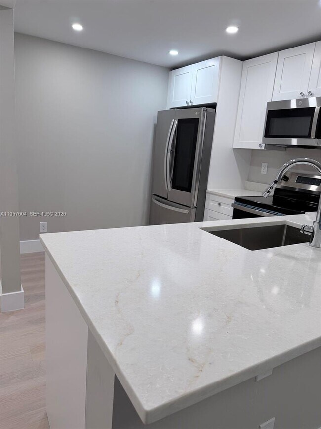 Building Photo - 2324 S Cypress Bend Dr