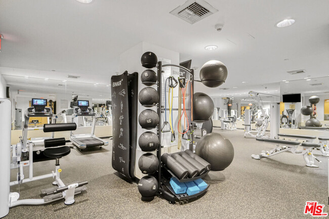 Building Photo - 13600 Marina Pointe Dr