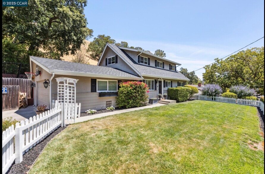 Building Photo - 1600 Springbrook Rd