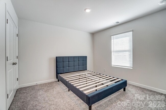 Building Photo - 3026 Lisburn St