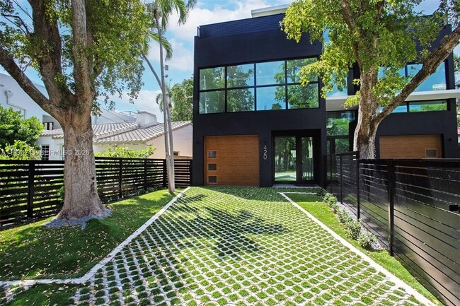 Building Photo - 420 SW 15th Rd