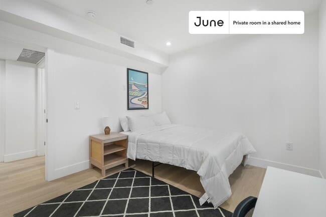 Building Photo - 1321 N June St