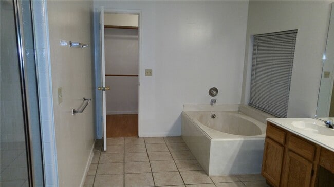 Building Photo - 22930 Indian Ridge Dr