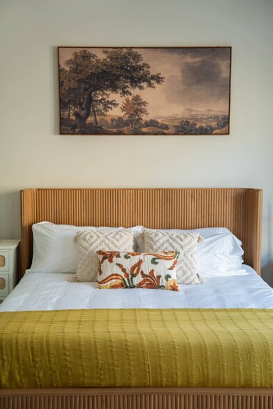 Building Photo - 18000 Sunset Point