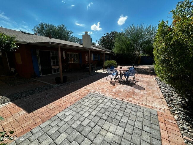 Building Photo - 1536 W Glenn Dr