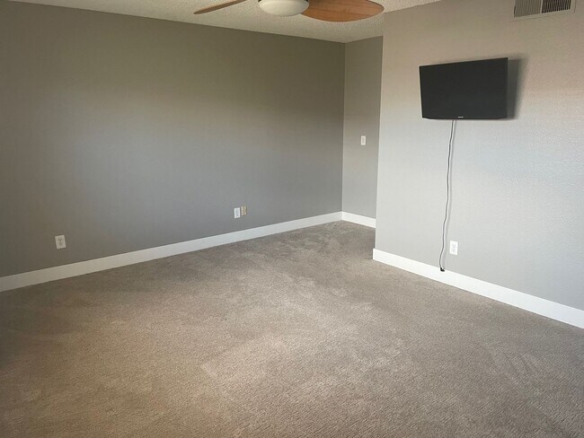 Building Photo - South Denver, 2 bed 2.5 bath Townhome, 2 Car Parking, Close to Light Rail