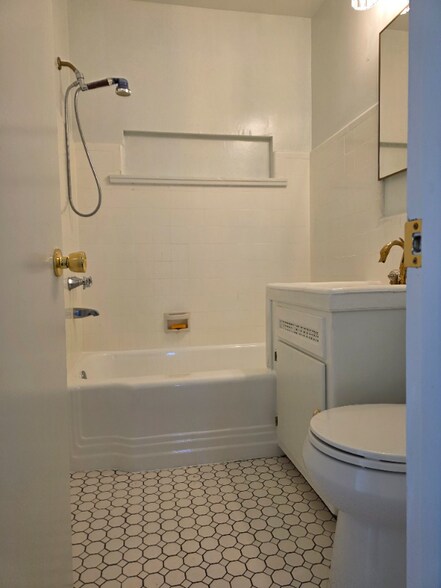 Building Photo - 3528 Laurel Ave