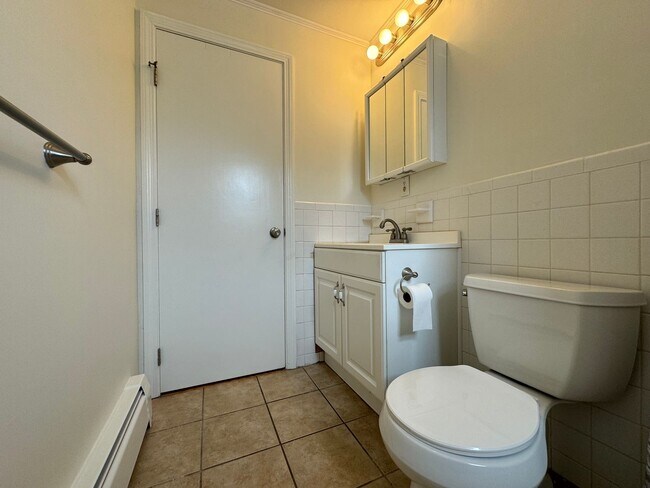 Building Photo - Bright and Spacious Corner Unit in North A...