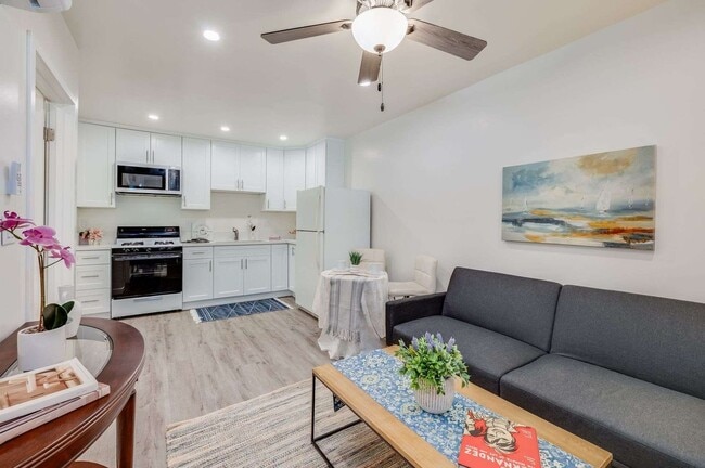 Building Photo - 1902 E Chevy Chase Dr