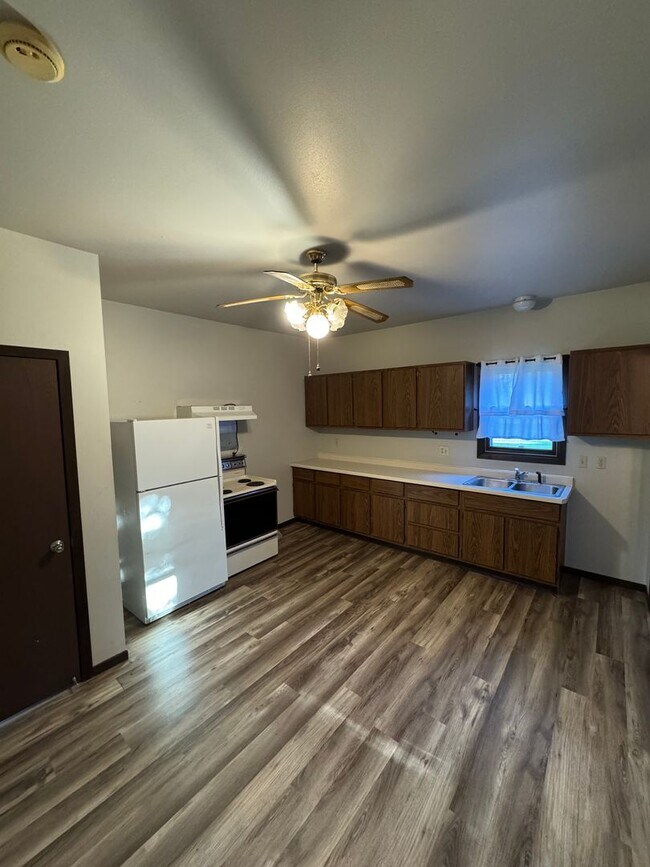 Building Photo - 1421 E Midway Rd