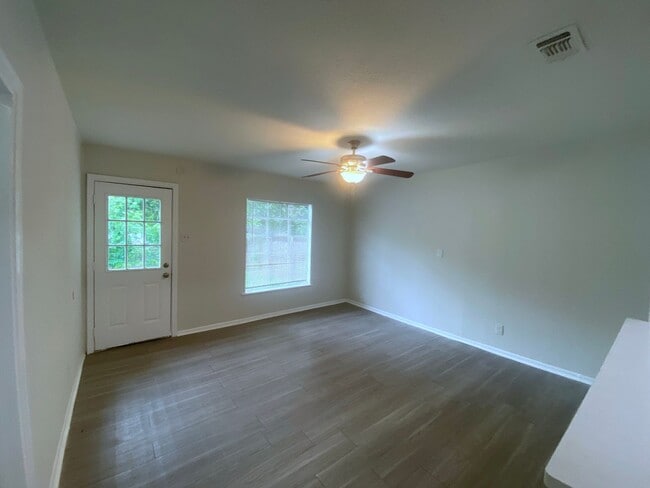Building Photo - 158 Weizmann St