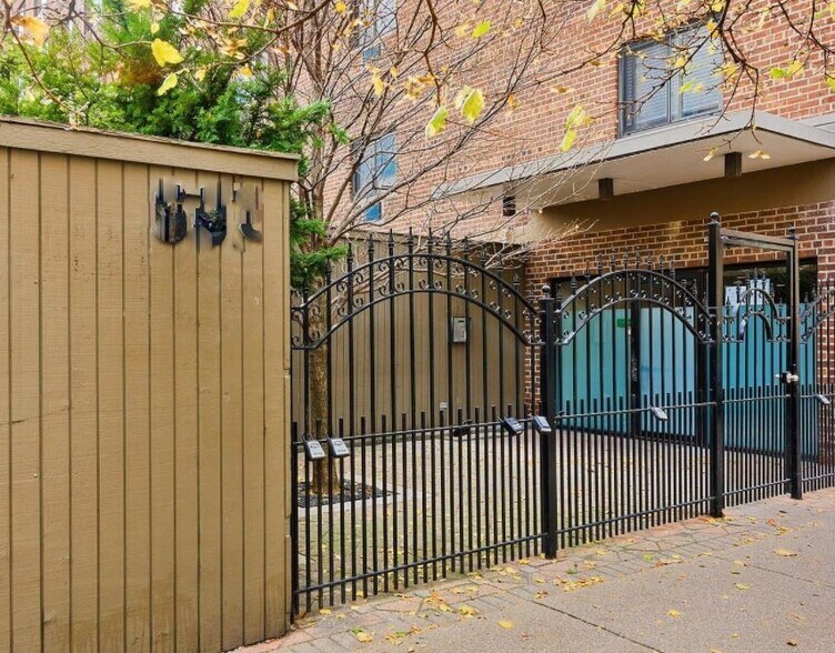 Building Photo - 607 W Wrightwood Ave