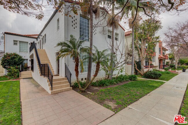 Building Photo - 320 S Reeves Dr