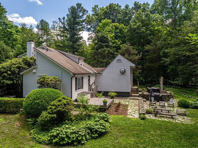 Building Photo - 896 Westport Rd