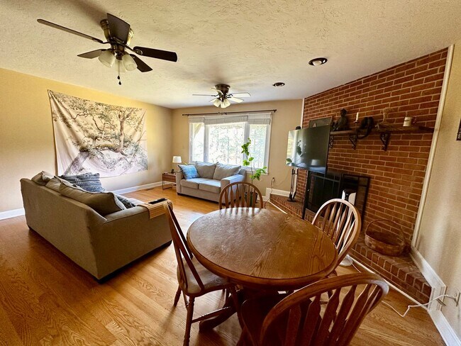 Building Photo - Comfortable Christiansburg Home with Great Location