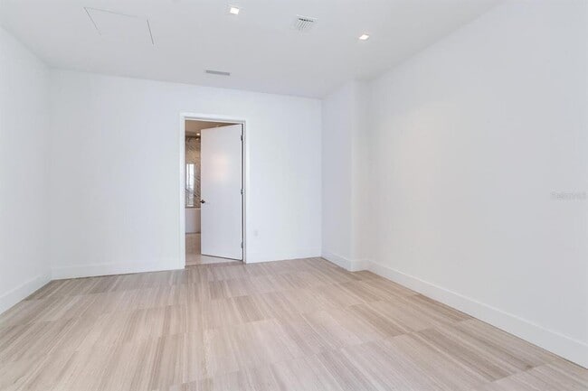 Building Photo - 2912 W Santiago St