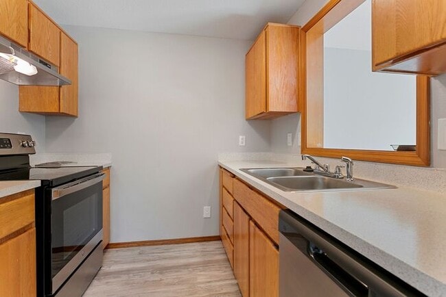 Building Photo - 3 bedroom townhouse with Garage!! Wont las...