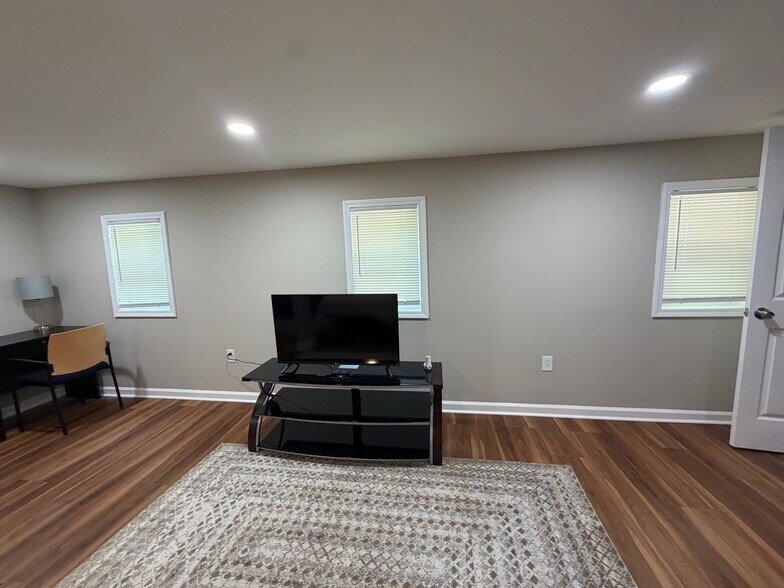 Building Photo - Room in House on Bolton Rd NW