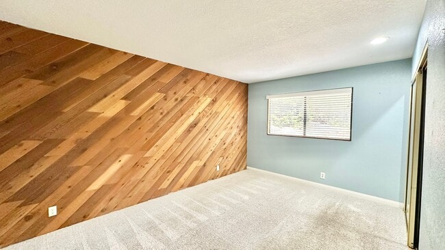 Building Photo - Beautiful Scenic Country Property with Vie...