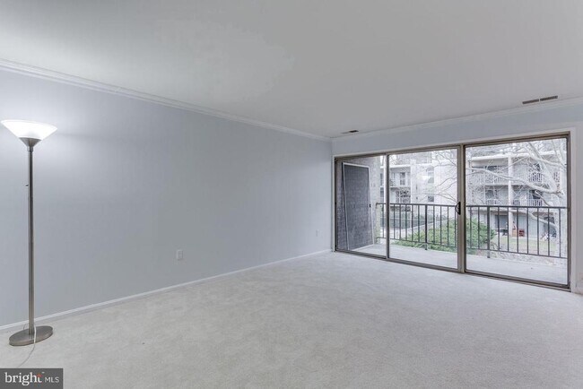 Building Photo - 26 Canterbury Square