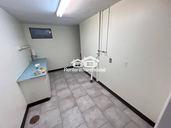 Building Photo - 7759 Elmwood Ln