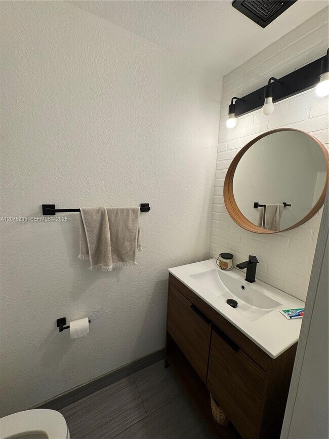 Building Photo - 8207 San Carlos Cir
