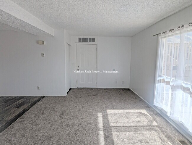 Building Photo - All New Carpet - 2 Bed, 1 Bath