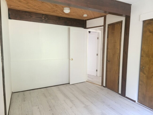 Building Photo - Newly renovated top floor apartment in Cas...