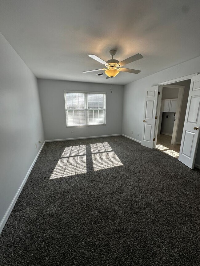 Building Photo - Knoxville 37914 - 3 bedroom, 2 bath home - Contact Regina Upshaw (865) 237-2369